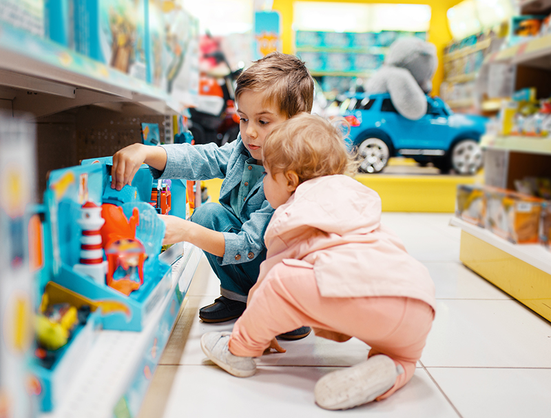 kids-shopping-in-store