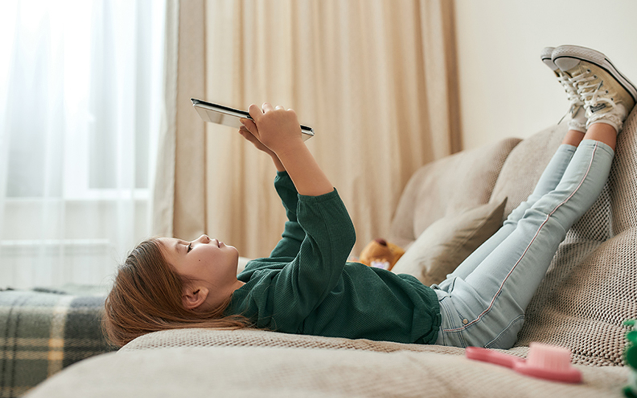 two kids watching a tablet